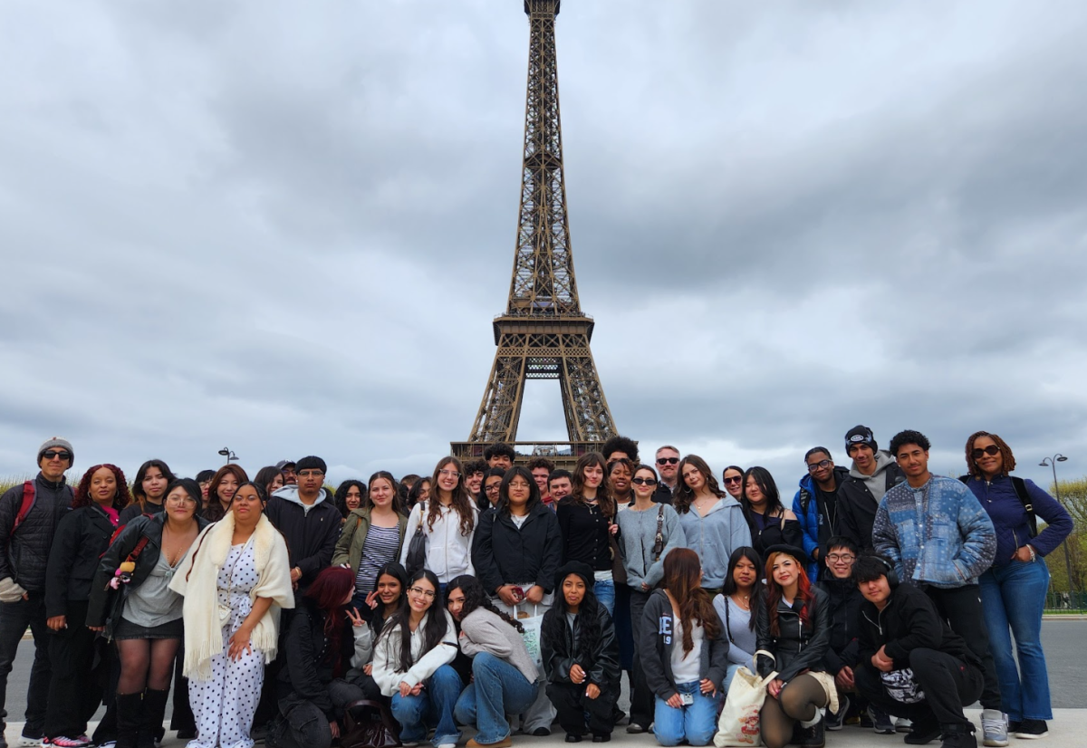 Fort students pose in front of the Eiffel Tower.